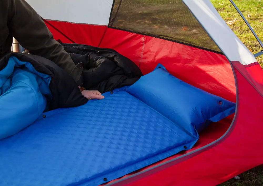 materac dmuchany na campingu