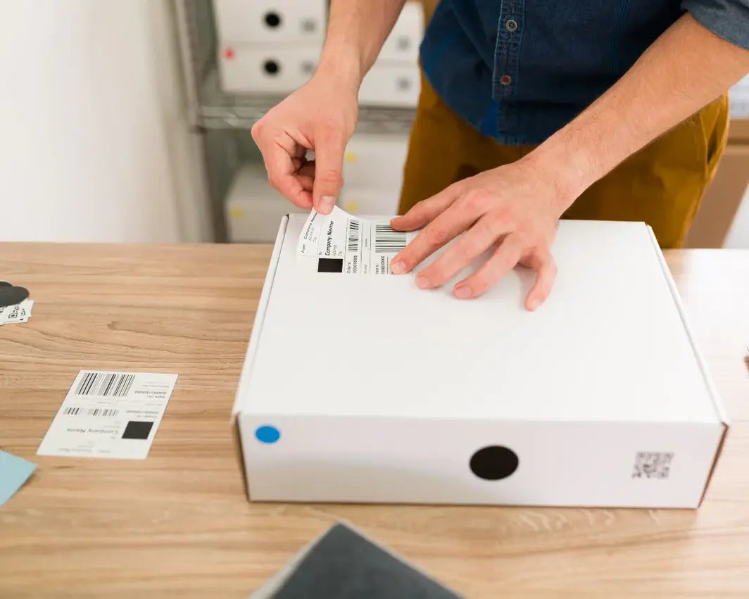Najlepsze etykiety samoprzylepne do paczek w e-commerce – poradnik eksperta