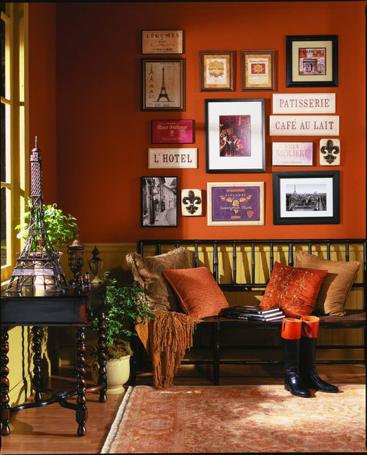 kolorowy pokój z obrazami na ścianach, kanapą i poduszkami