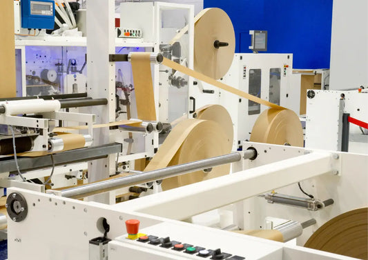 taśma w fabryce - maszyny przemysłowe