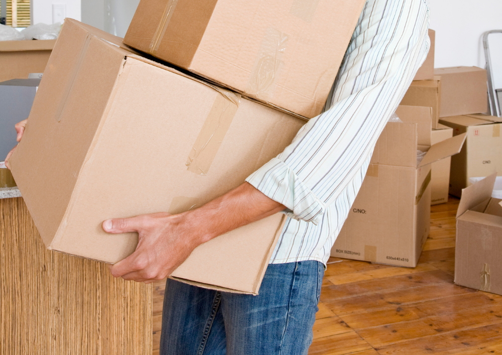 ciężkie duże paczki zaklejone taśmą klejącą pakową