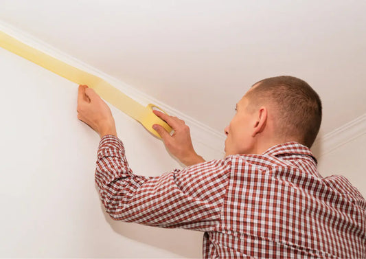 odcinanie sufitu taśmą klejącą podczas malowania wnętrz