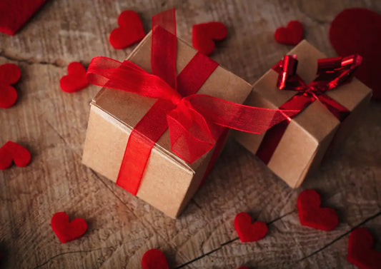 Romantyczna paczka, prezent z czerwoną kokardą