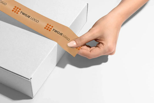 oklejanie paczki z taśmą z nadrukiem twoje logo