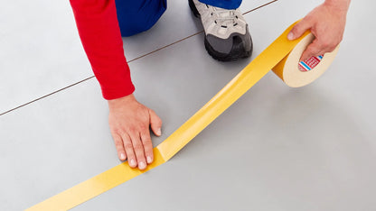 tesa 4964 – dwustronna taśma tkaninowa z klejem kauczukowym do mocowania i laminacji