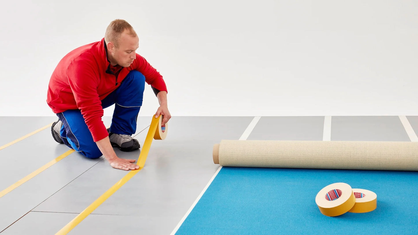 tesa 4964 – dwustronna taśma tkaninowa z klejem kauczukowym do mocowania i laminacji